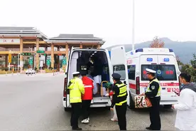 孕妇高速路上突然分娩产子 交通运输执法及时救援图片