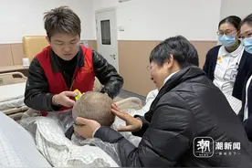 坚持为临终老人理发的衢州理发师，获天天正能量奖励图片