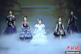 设计师陆芳华携品牌童装亮相SS25中国国际时装周图片