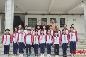 耒阳市城北完小举行“红领巾奖章”一星章颁章仪式图片