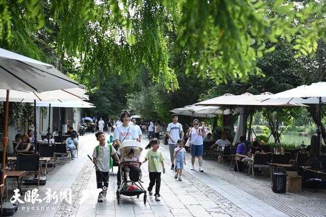 花溪河畔清凉惬意 吸引游客避暑休闲