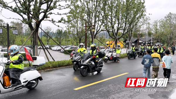 雨润荆坪客盈门 外地游客点赞荆坪古村