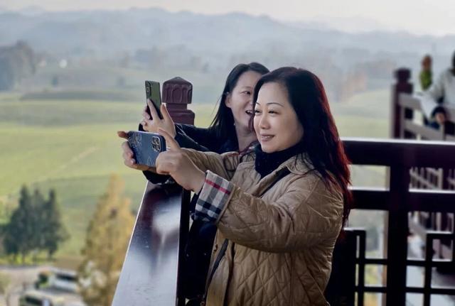 全国主流媒体嘉宾走进遵义，领略茶海景色！