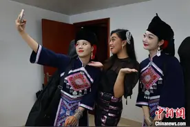 中外歌手广西赶歌圩  唱响“最炫民族风”图片