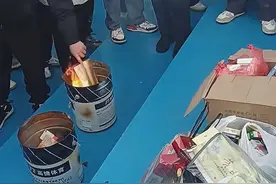 安徽一高校集中焚烧销烟，学生：能看到烟雾，闻不到烟味，学校明令禁止学生吸烟图片