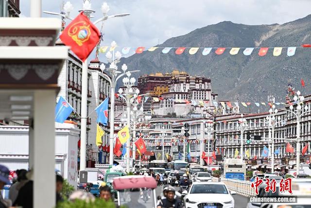 西藏自治区成立60周年大庆将至 拉萨街头氛围浓