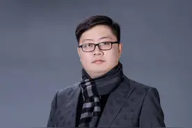 封“神”纪（106）｜签售会上被催更？网络作家“跳舞”：我和催更横幅合了张影图片