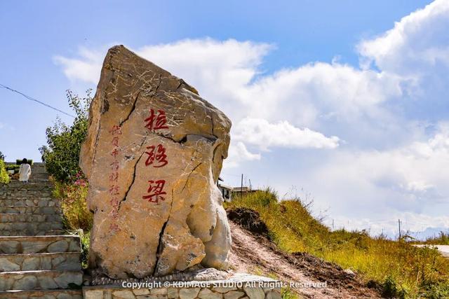 谁说西北只有戈壁？甘肃这座小城把云朵掰成碎絮，瀑布直接云端开闸！