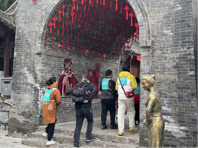 好多人来看这座“红透了”的山？为啥呢→