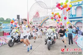 网红交警人气男篮领跑 万名高中毕业生放飞五彩梦想图片