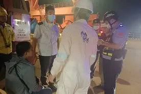 夜晚货轮上一船员突发疾病，边检站开通紧急通道助力送医图片