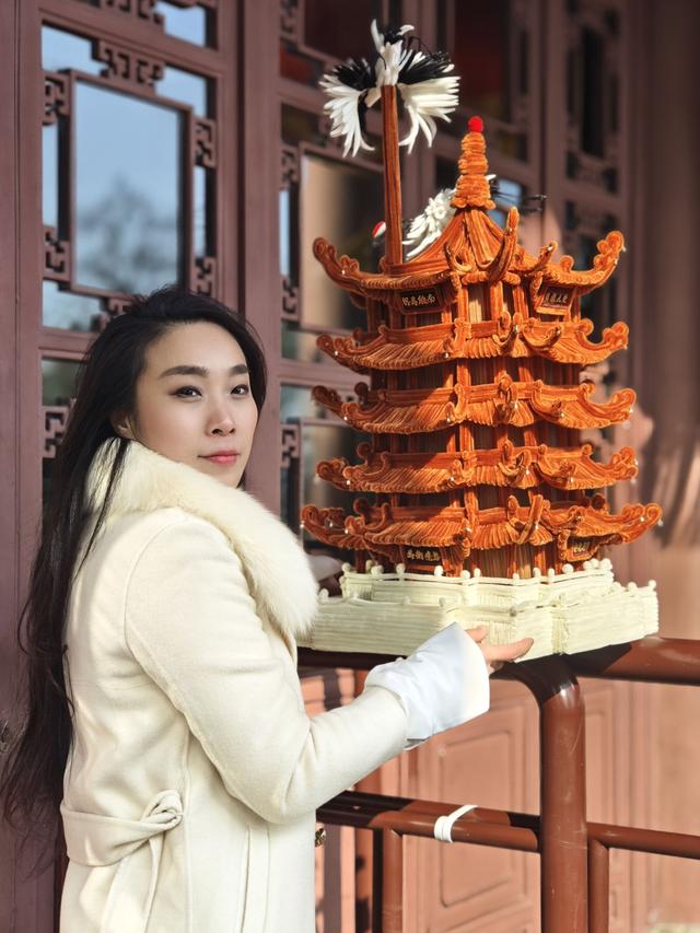 姑娘“手搓”黄鹤楼火了，黄鹤楼“本尊”诚邀见面