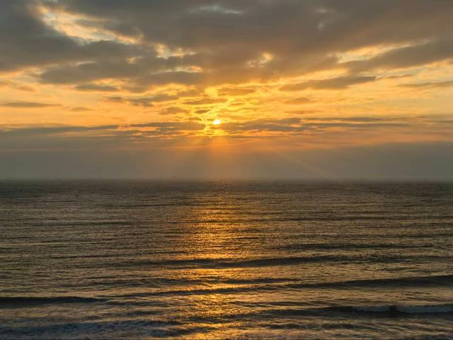 晚潮｜两场日出，一山一海