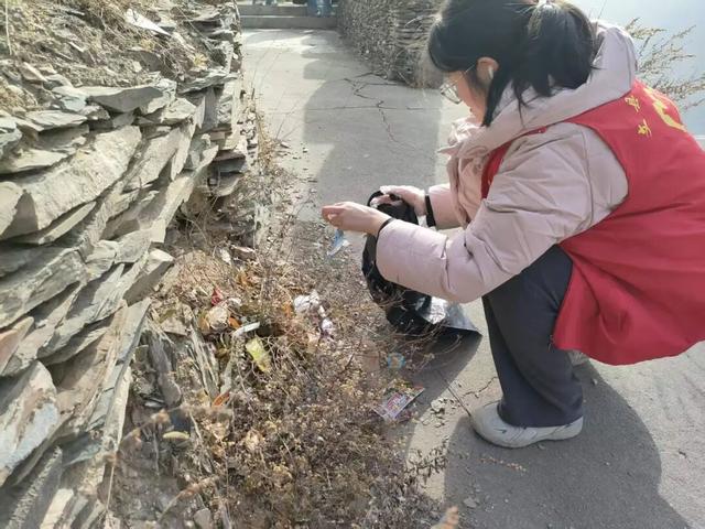 【青春护绿志愿行，环境焕新我先行】文县团委积极组织“返家乡”大学生参与环境卫生整治