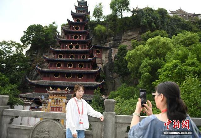 海外华媒登临三峡库区“江上明珠”：触“乡”情 传“侨”音