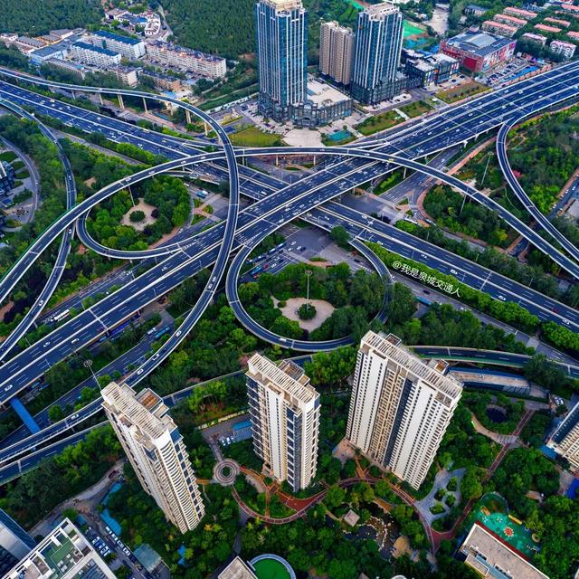 后来我走过了很多路，再没见过经十路那样的路