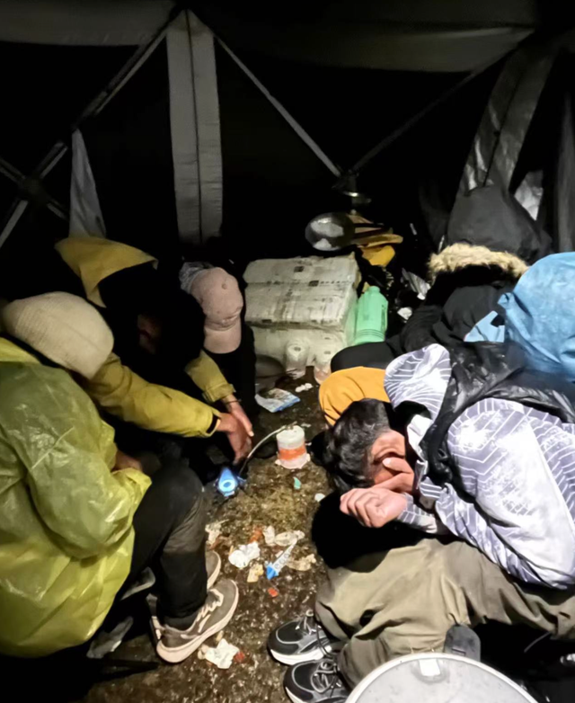 珠峰东坡一夜：喧嚣人潮、寂静雪山，与一场不期而至的暴雪