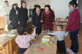 两会前瞻｜多名委员关注生育配套：积极生育保障不是让女性回家图片