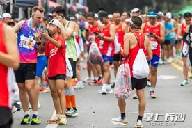 组图丨长沙马拉松上的那些温馨瞬间图片