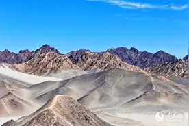 黑独山——西北荒漠中的水墨丹青图片