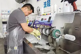 除了修补，还提供补色、增色…… 兰州新型洗鞋店服务，你体验了吗？图片