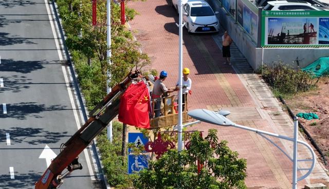 【迎国庆·颂祖国】龙川换上 “中国红” 盛装，满城喜色漾起浓浓爱国心