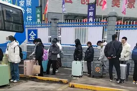兰州公交被曝不让拿行李的学生乘车，公交公司：储物空间较小，已增派车辆图片