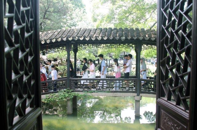 苏州：拙政园人头攒动