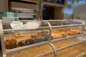 面包店的面包为何宁可扔掉也不打折？图片