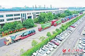 山河智能100余台高空机械批量发往海外图片