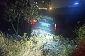 汽车坠河！温州民辅警跳河托举、心肺复苏，救回14岁男孩图片