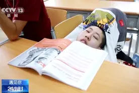 “Z”形折叠多年，19岁的他终于能坐着过生日了！图片