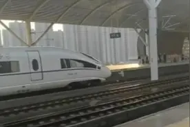 乘客跳下轨道被列车撞伤？官方刚刚通报图片