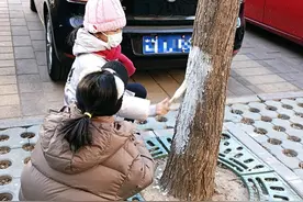 温情与活力！社区亲子打扫家园环境迎新年图片