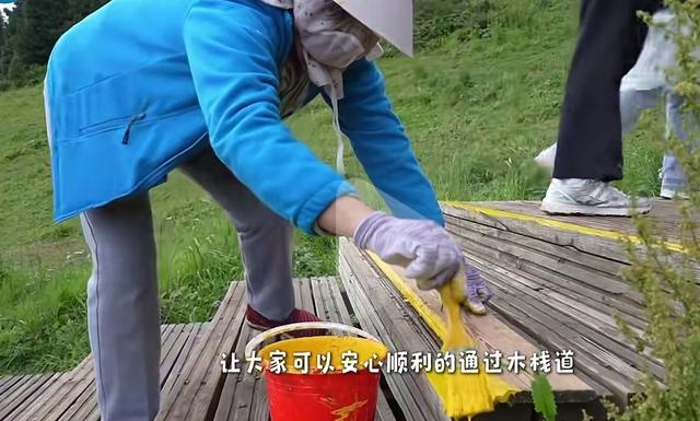 “走在木楼梯像走平地易踩空”，网友呼吁给赛里木湖的楼梯上色，景区：正维修完善