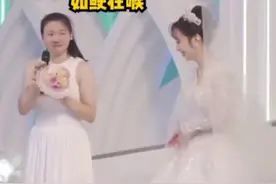 东北女孩到内蒙古参加闺蜜婚礼，登台祝福时哽咽发言：“内蒙古的席太好吃了，全是肉”图片