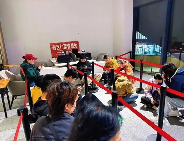 激增爆满，游客滞留！当地人懵了：活这么久，第一次限流！