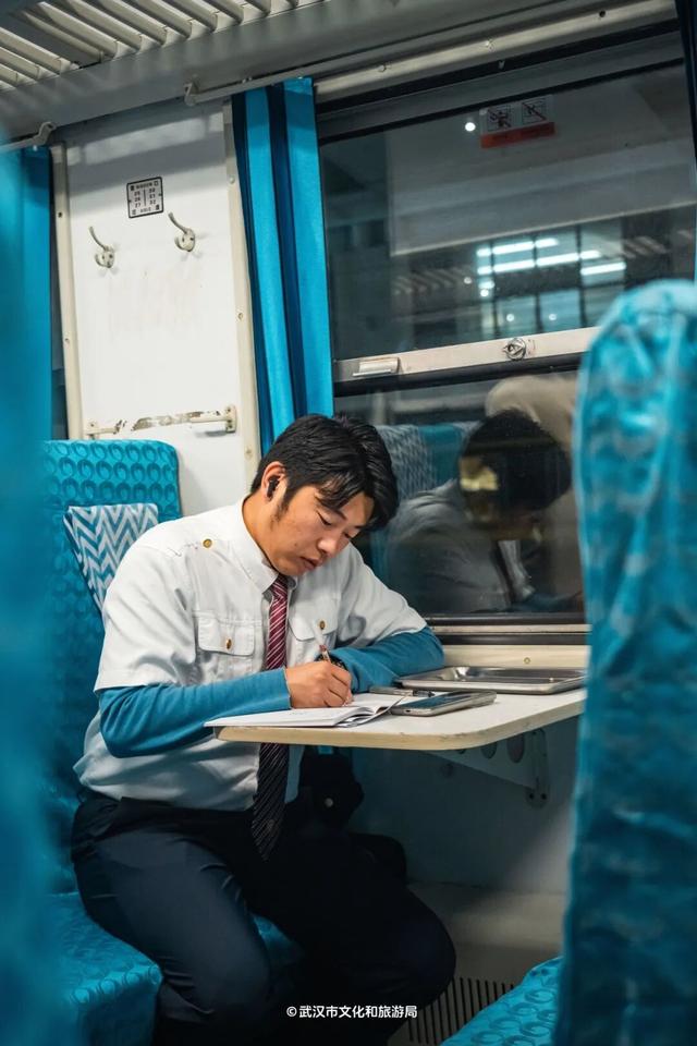 武汉新玩法！2元坐火车过大桥，限时一个月！