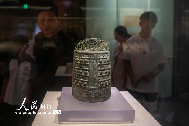 河南开封：博物馆里游客多