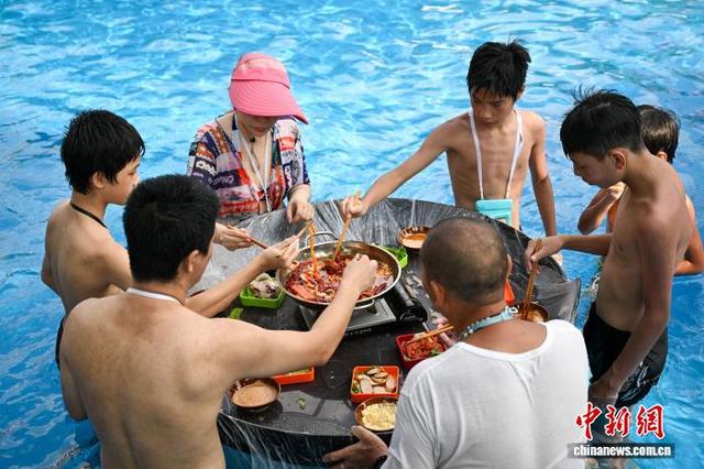 水中冲浪、吃火锅 重庆民众趣味消暑享受清凉