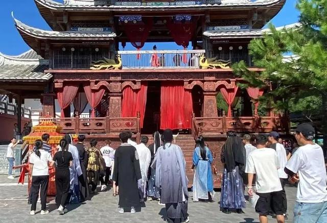 国庆爆火！福建侠天下刷屏，游客直呼：“这哪是景区？分明是武侠梦照进现实！