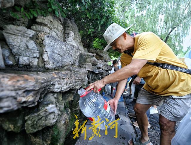 出伏首日济南高温持续 泉水直饮点成市民游客避暑“心头好”