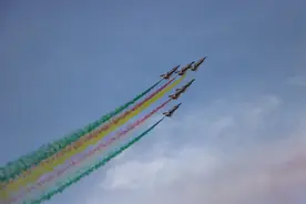 炫舞长空，绽放美丽之“花”——空军八一飞行表演队精彩亮相第二届沙特国际防务展图片