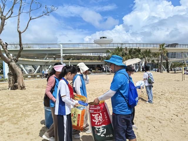 潜水员深潜净滩，“小美人鱼”岸上倡议，第二十一届深圳国际海洋清洁日在大梅沙启幕