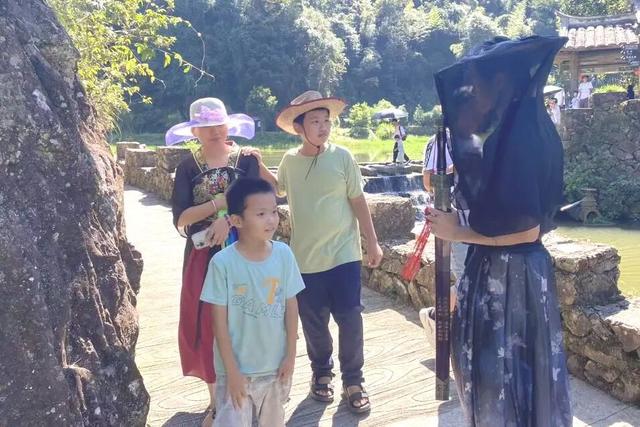 国庆爆火！福建侠天下刷屏，游客直呼：“这哪是景区？分明是武侠梦照进现实！