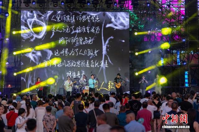 浙江金华：广场音乐季唱响夏日夜生活