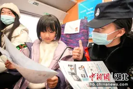 麻铁公安“00后”女警手绘漫画 “漫说”春运安全图片