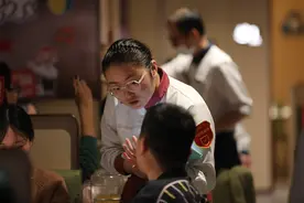 他们的故事｜春节假期游客变店员、地接6点代客排队、旅行社经理迎百人入境团图片