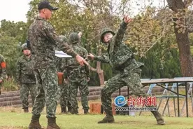 台士兵入伍8周就学反装甲？岛内网友讽：先把步枪端稳吧图片