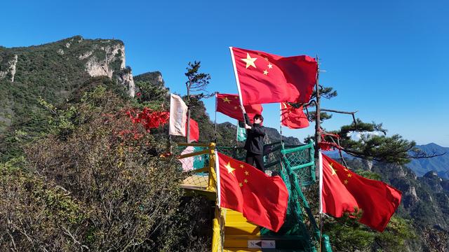 南阳西峡老界岭景区：巨幅五星红旗“染红”中原最高峰